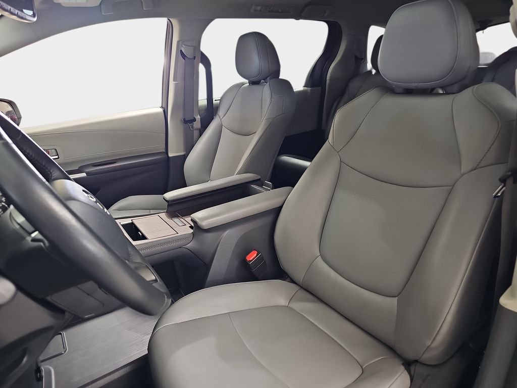 Used 2024 Toyota Sienna XLE FWD image 19