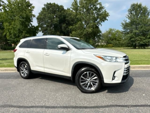 Used 2019 Toyota Highlander XLE AWD/4WD image 2
