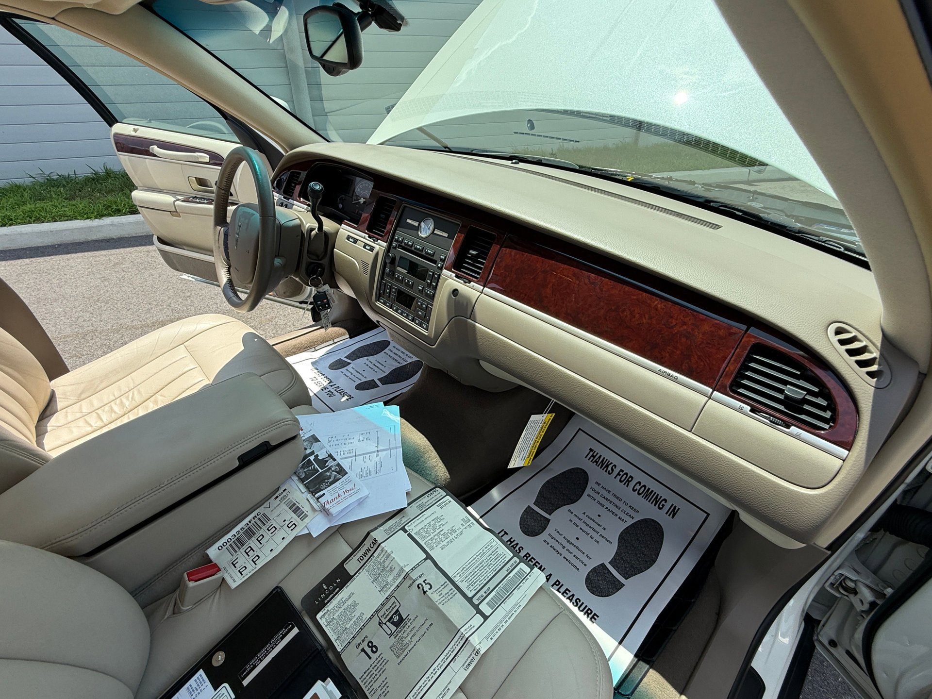 Used 2005 Lincoln Town Car Signature image 22
