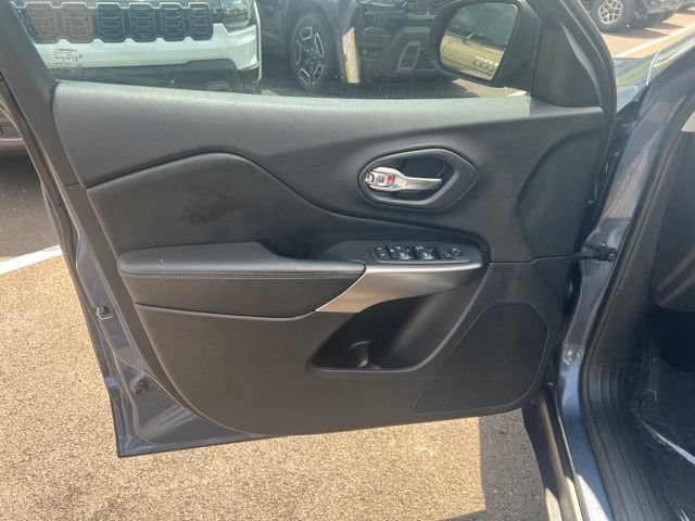 Used 2020 Jeep Cherokee Latitude FWD image 4
