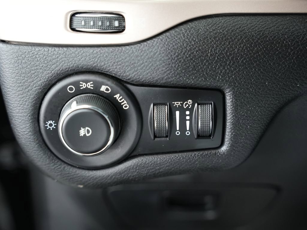 Used 2017 Jeep Cherokee Latitude w/ True North Edition image 46