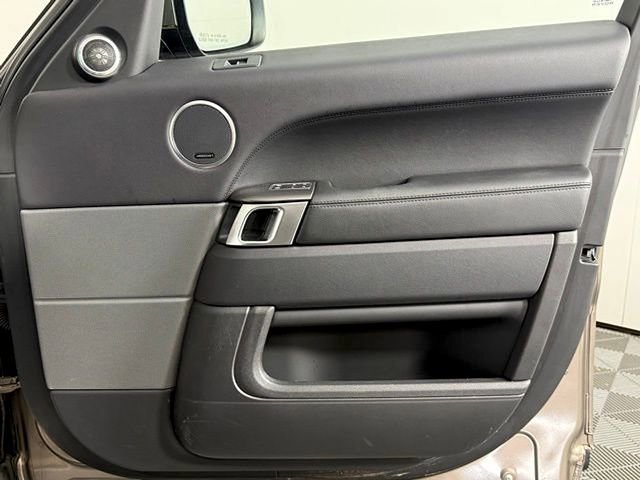 Used 2016 Land Rover Range Rover Sport SE image 18