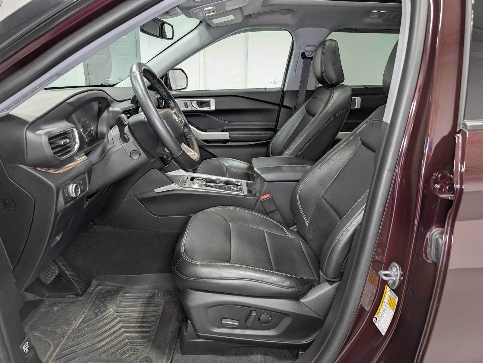 Used 2022 Ford Explorer Limited w/ Equipment Group 301A AWD/4WD image 4