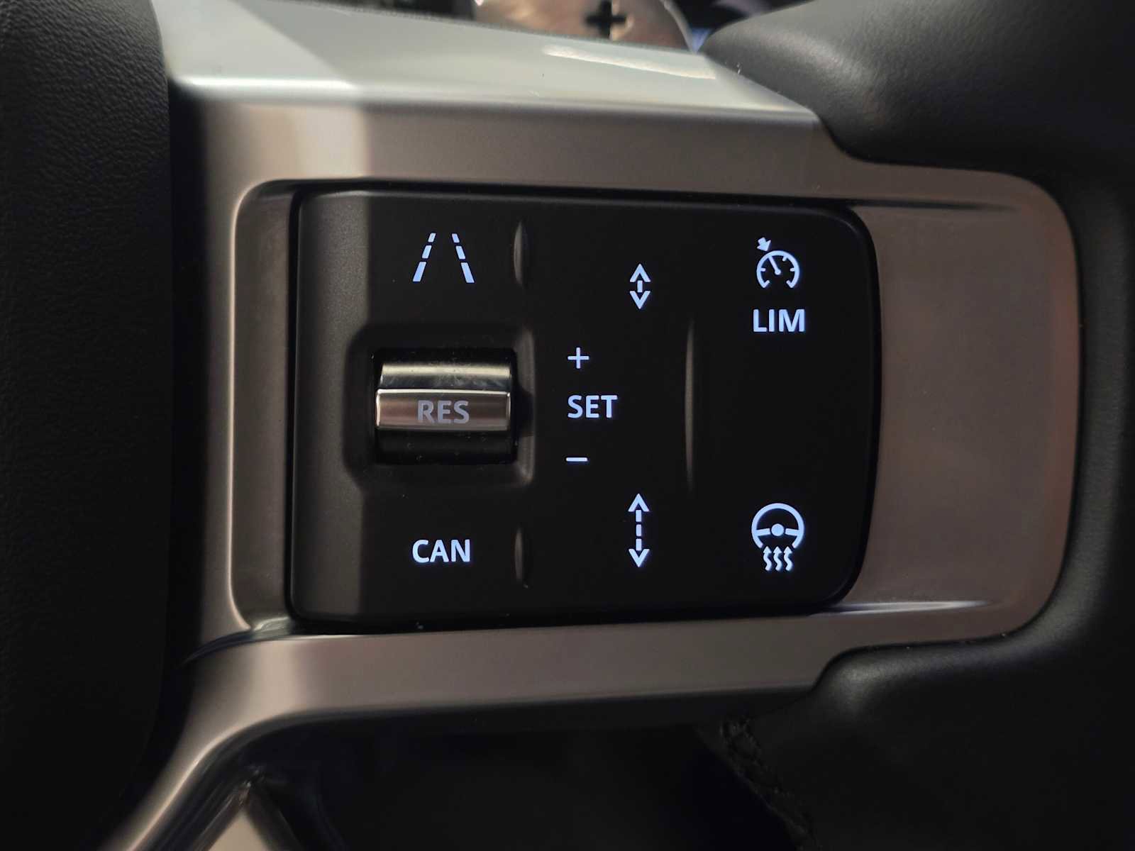 Used 2025 Land Rover Discovery Dynamic SE image 35