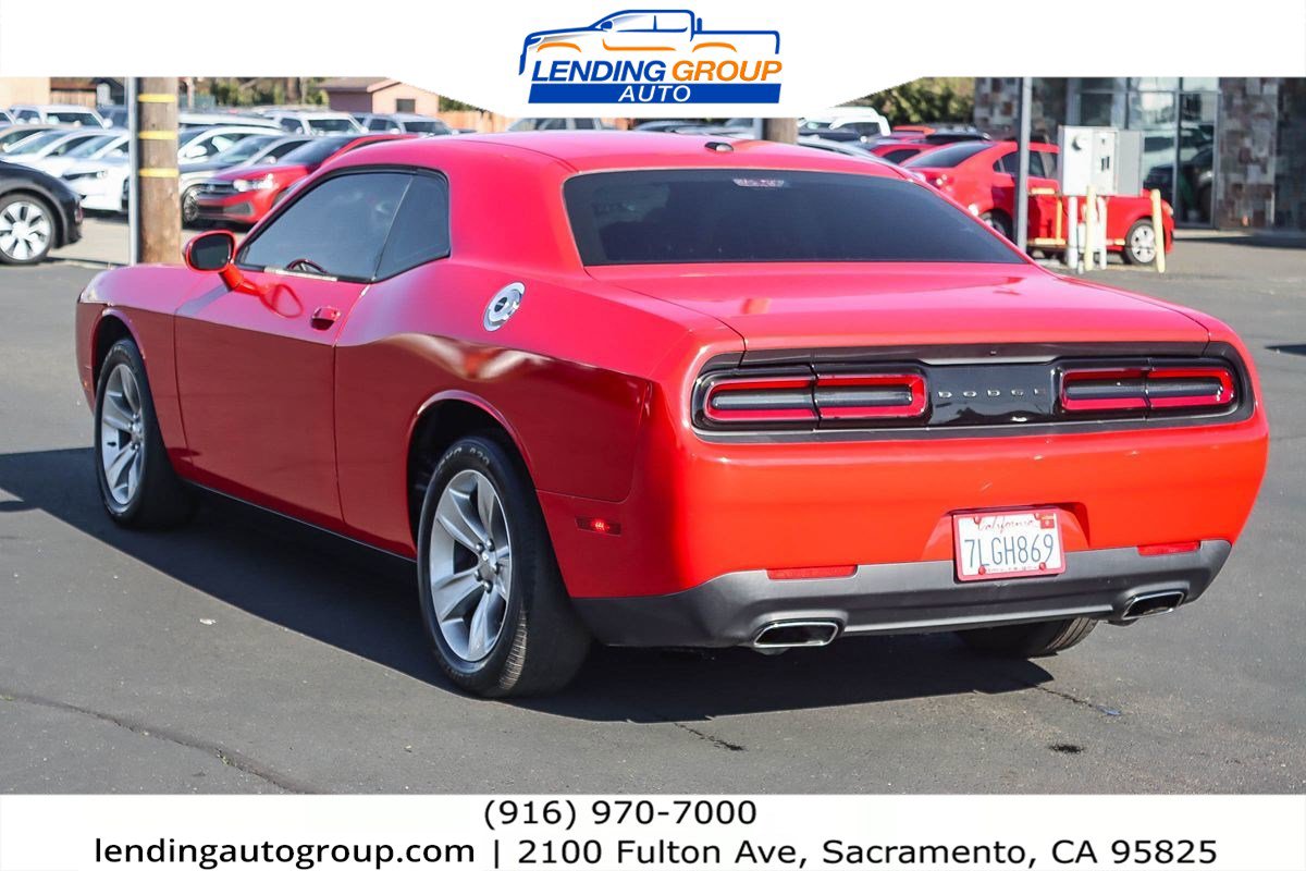 Used 2015 Dodge Challenger SXT image 2
