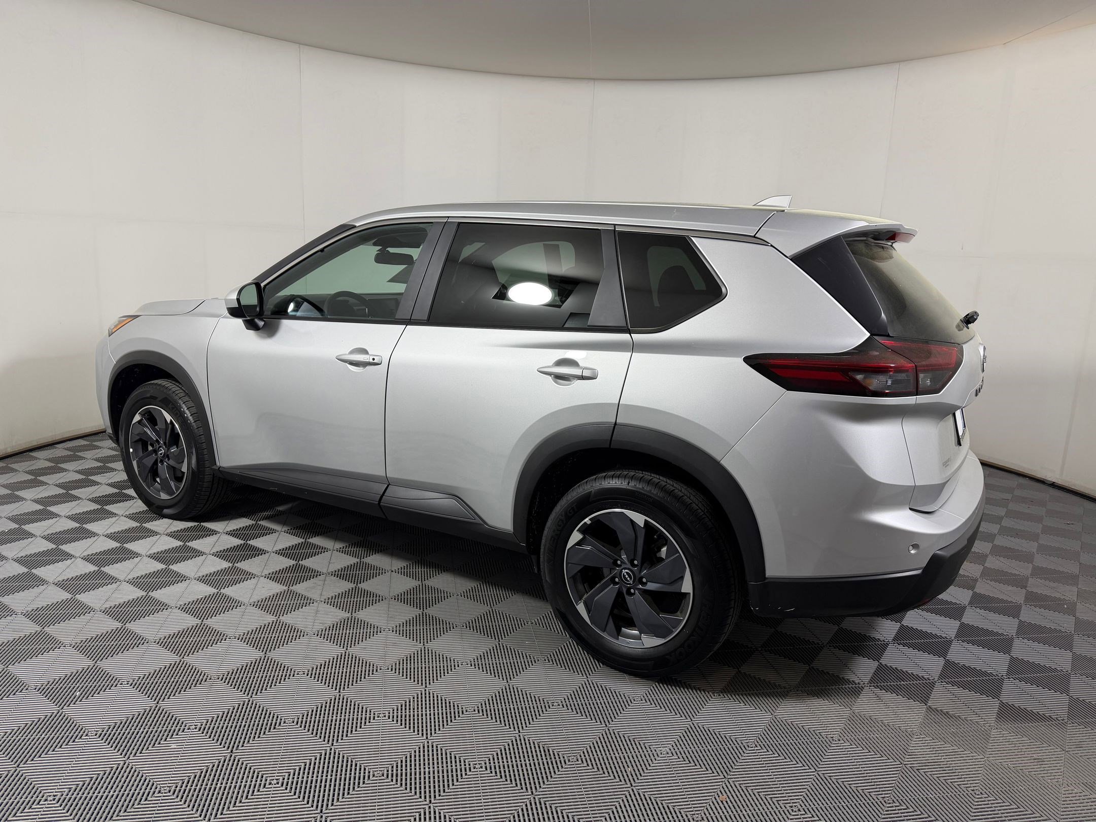 Used 2025 Nissan Rogue SV image 2