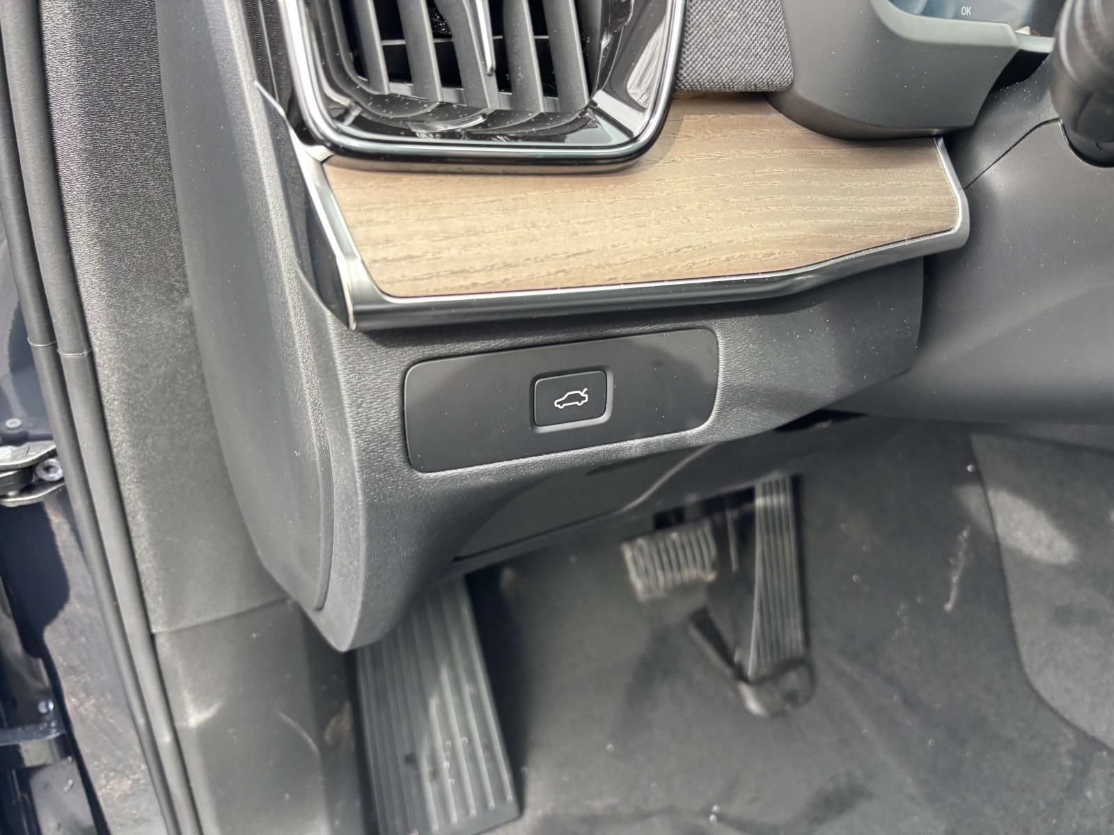 New 2026 Volvo XC90 B6 Plus w/ Protection Package Premier AWD/4WD image 15
