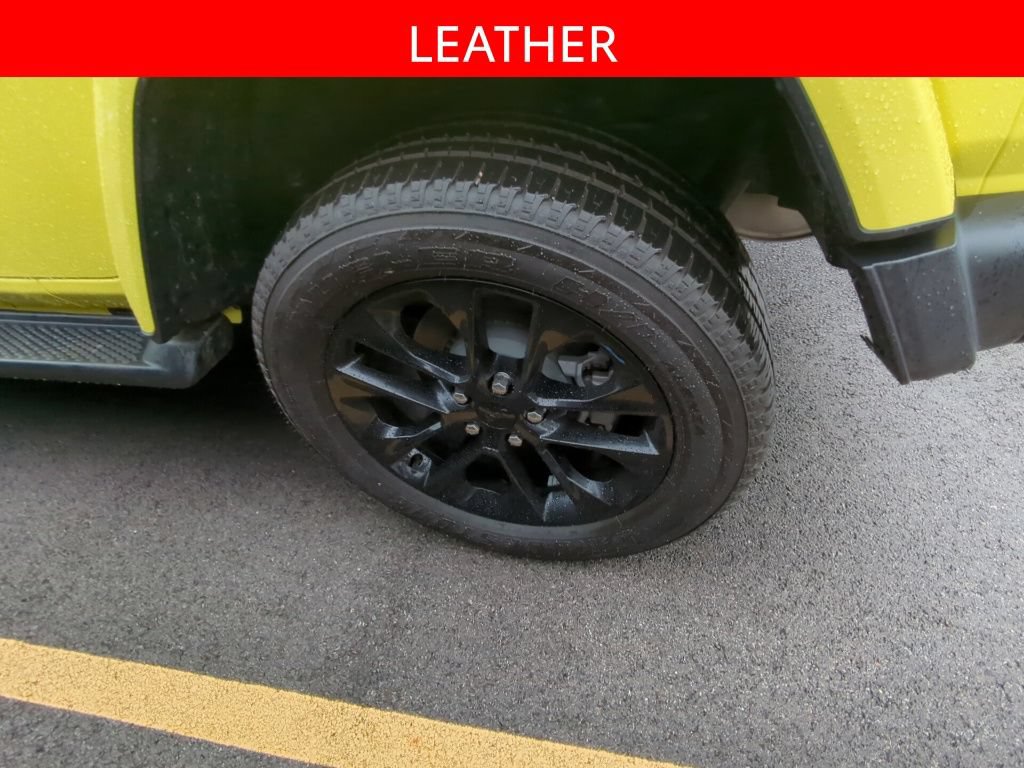 Used 2023 Jeep Wrangler Unlimited Sahara w/ Dual Top Group AWD/4WD image 5