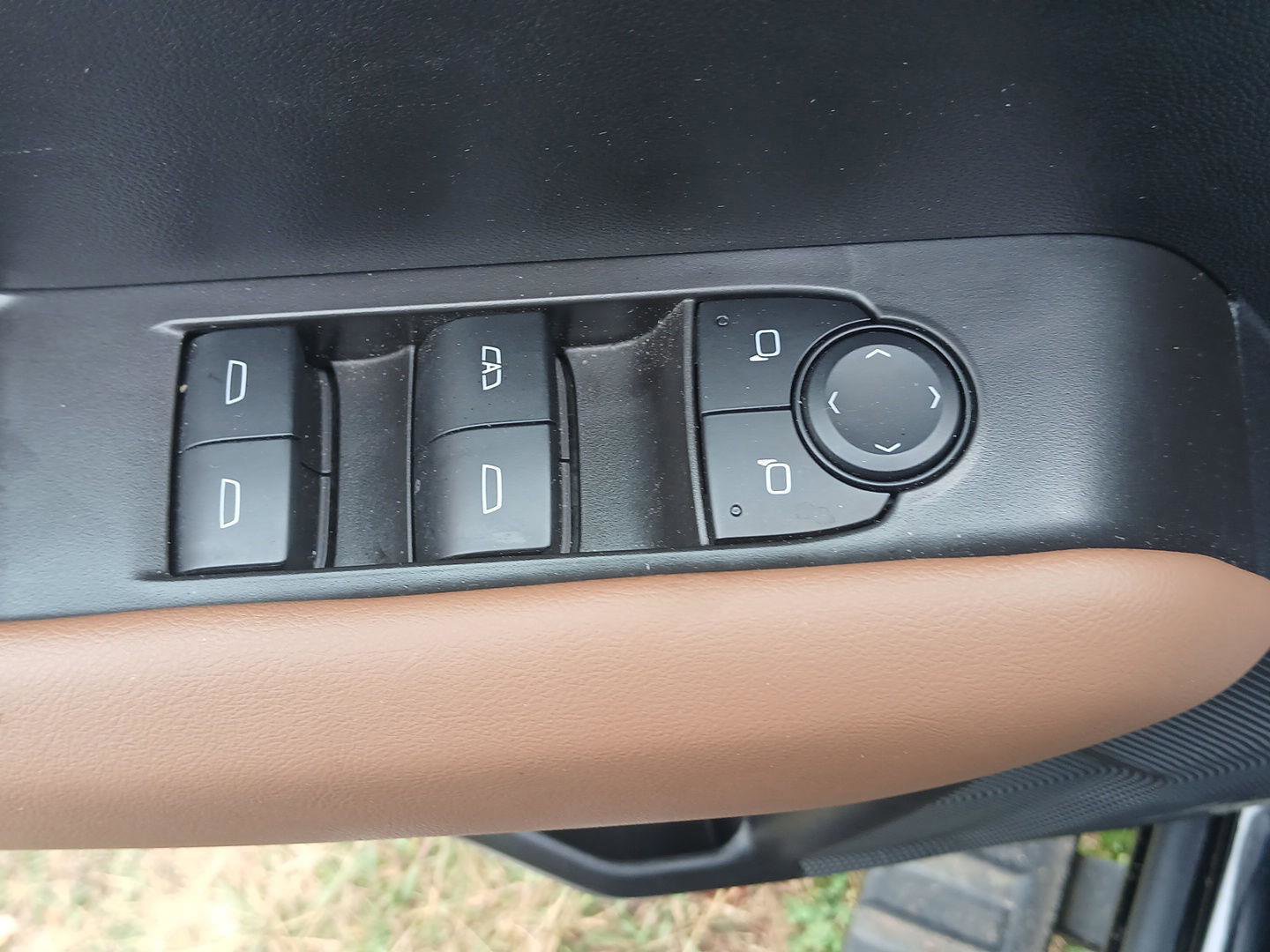 Used 2024 GMC Canyon AT4 w/ AT4 Premium Package image 9