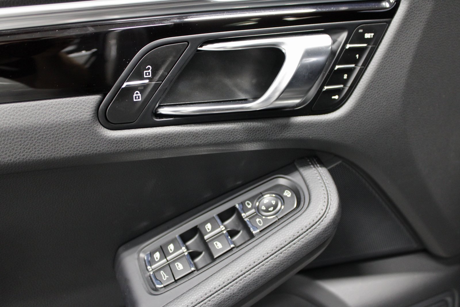 Used 2025 Porsche Macan image 24