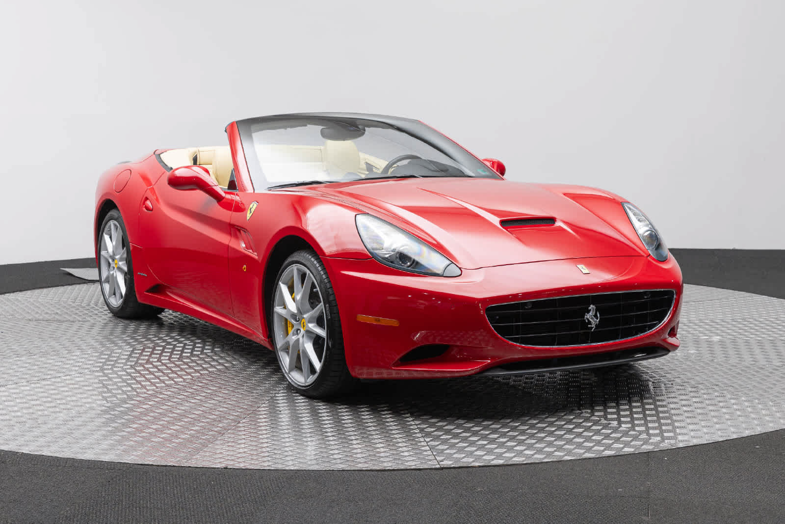 Used 2010 Ferrari California RWD image 57