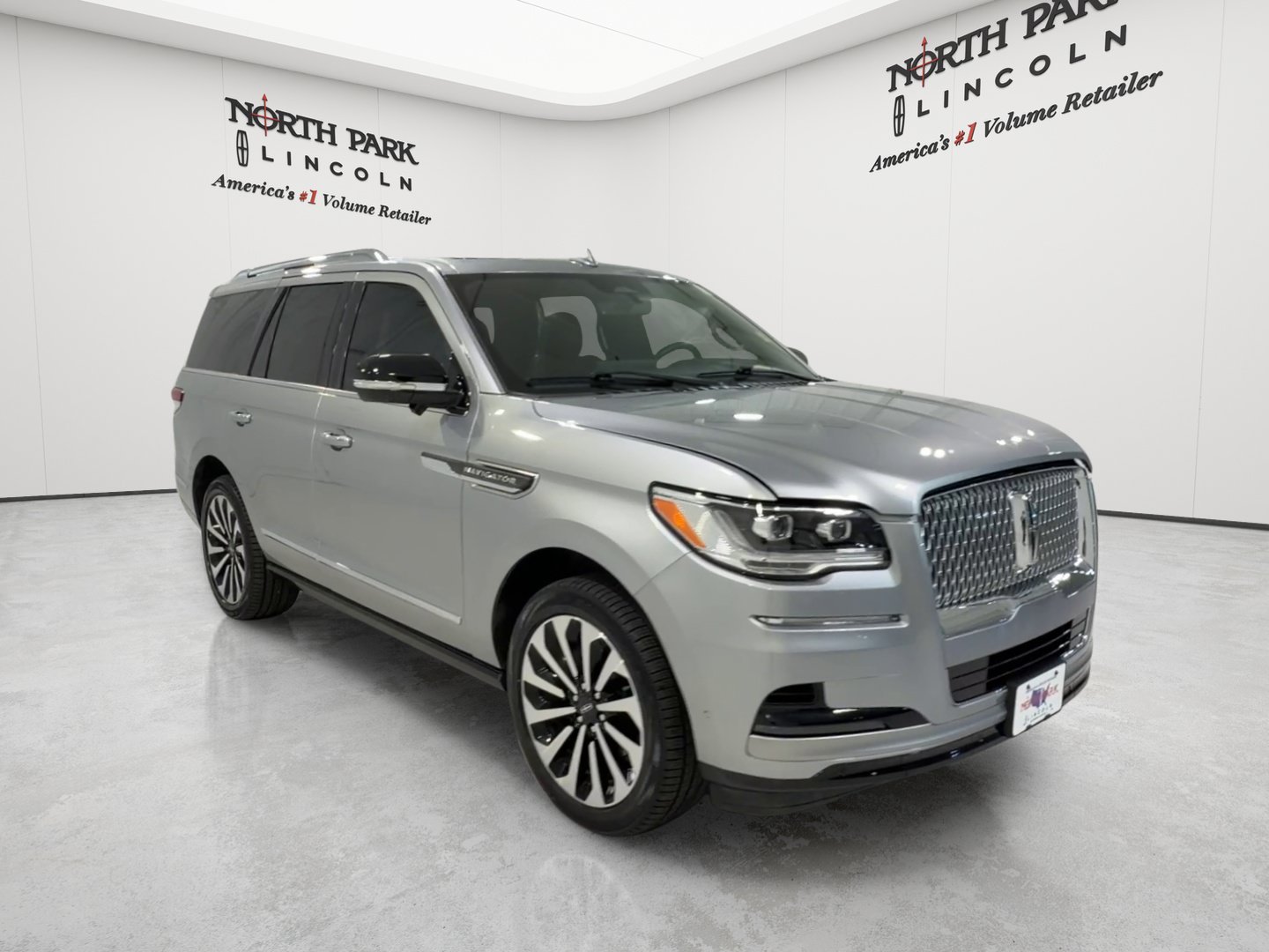 Used 2024 Lincoln Navigator Reserve AWD/4WD image 3