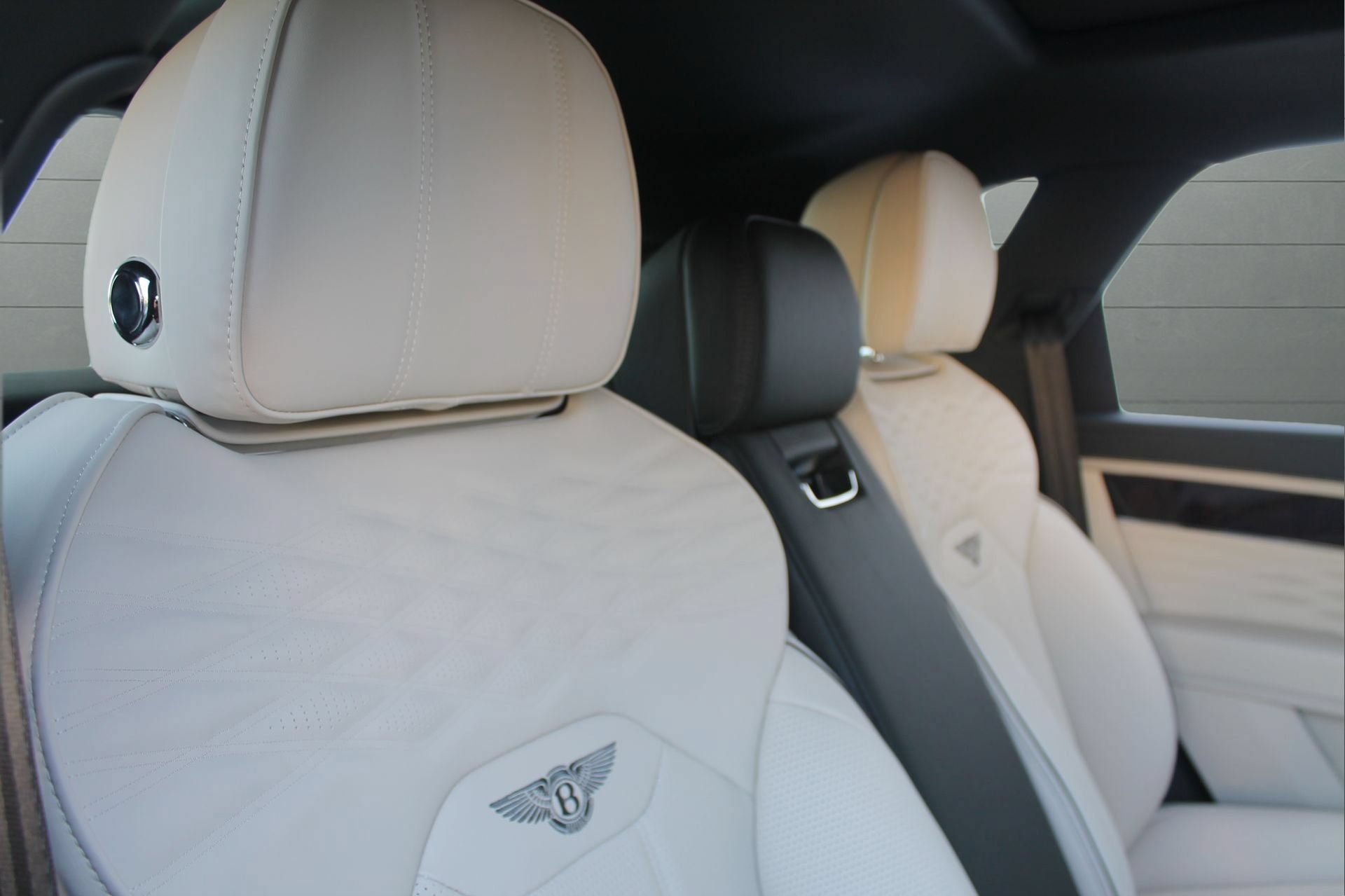 Certified 2024 Bentley Bentayga Extended Wheelbase AWD/4WD image 46