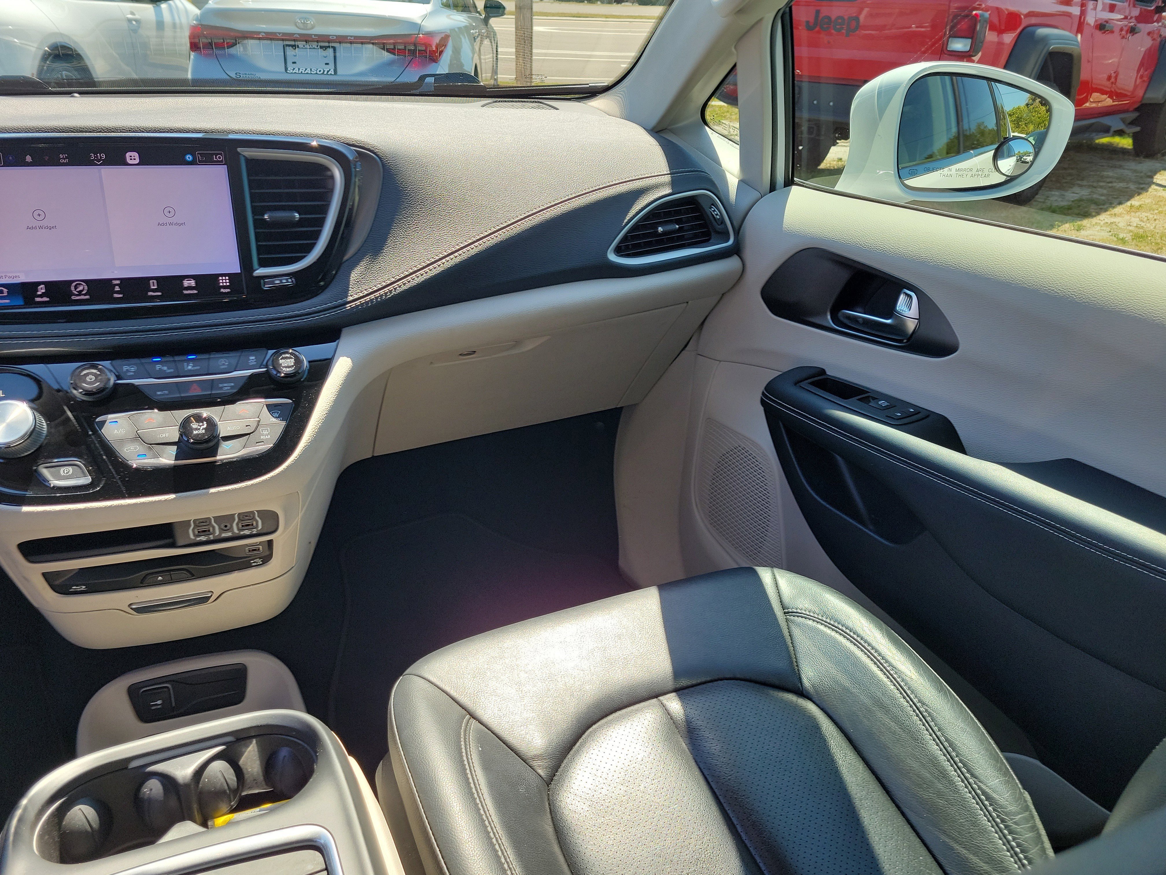 Used 2022 Chrysler Pacifica Touring-L w/ Uconnect Theater Family Group image 16