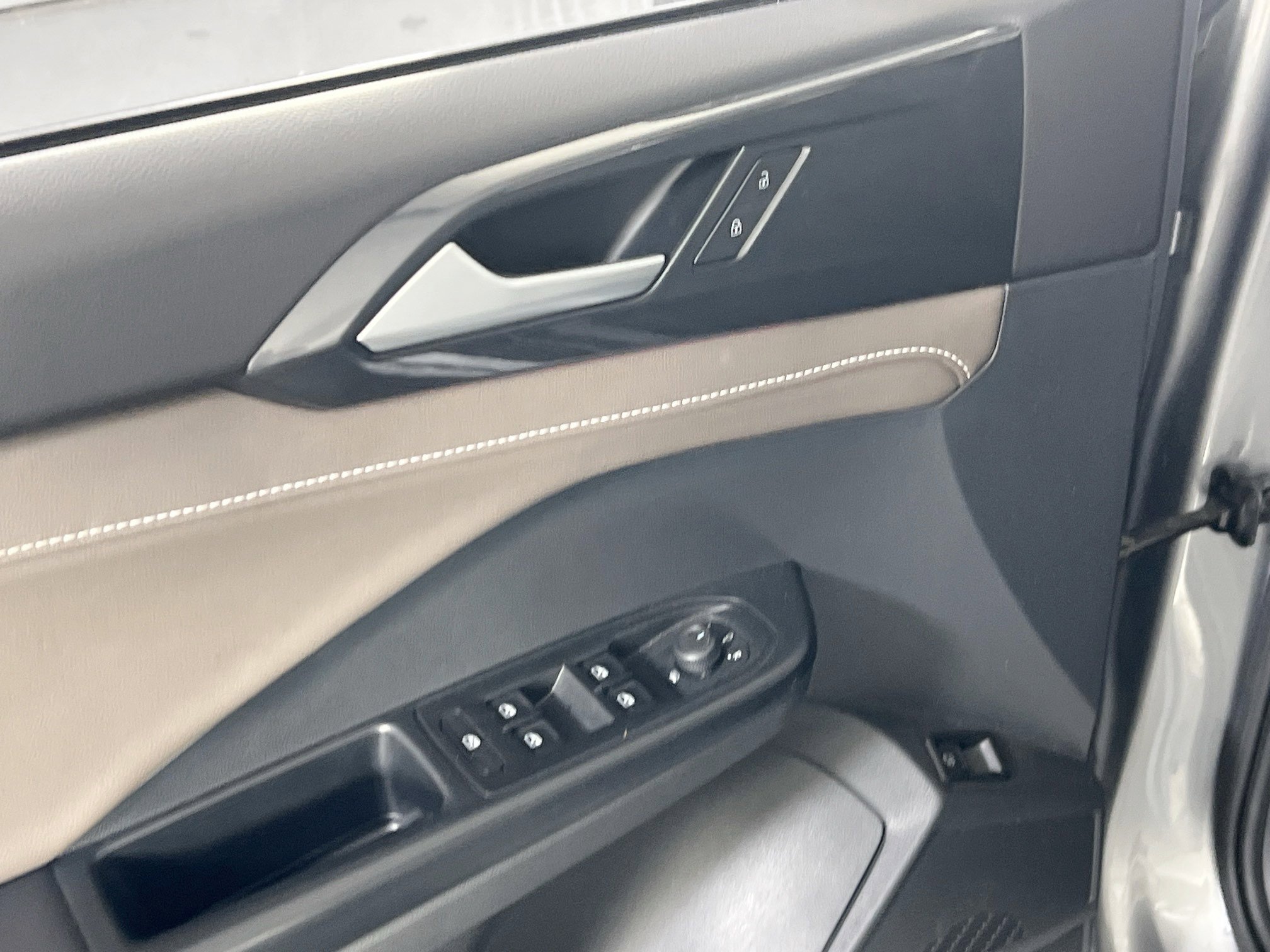 Used 2023 Volkswagen Taos SEL AWD/4WD image 18