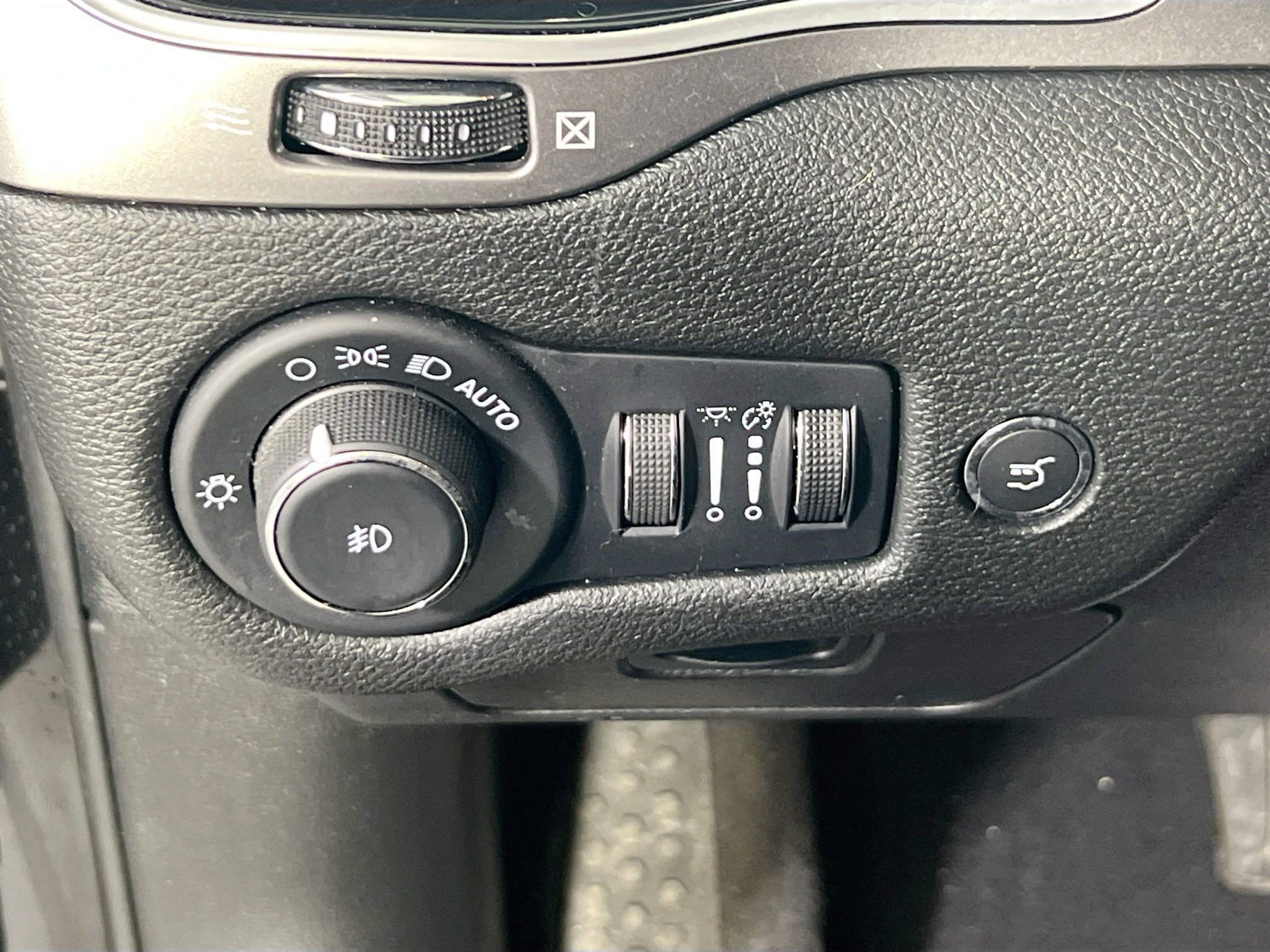 Used 2022 Jeep Cherokee Limited AWD/4WD image 10