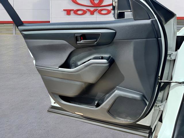 Used 2021 Toyota Highlander LE image 29
