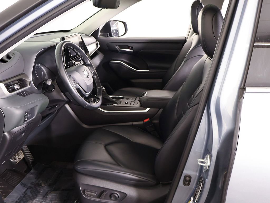 Used 2021 Toyota Highlander XLE image 31