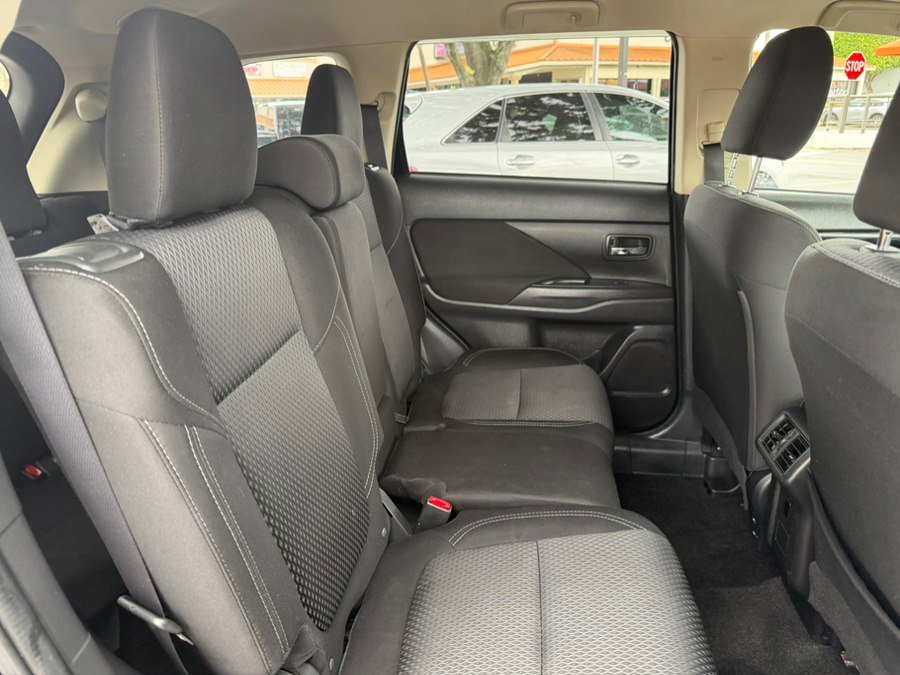 Used 2020 Mitsubishi Outlander SE AWD/4WD image 12