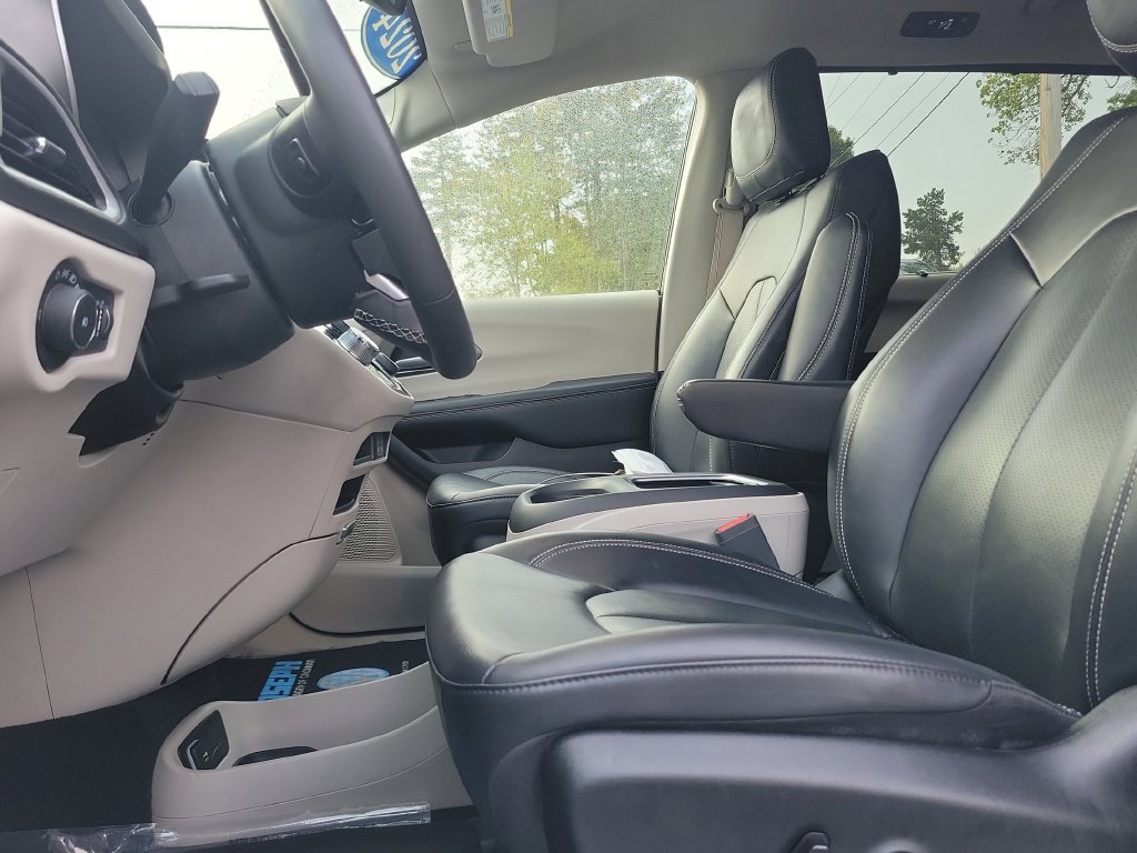Used 2024 Chrysler Pacifica Touring-L FWD image 28