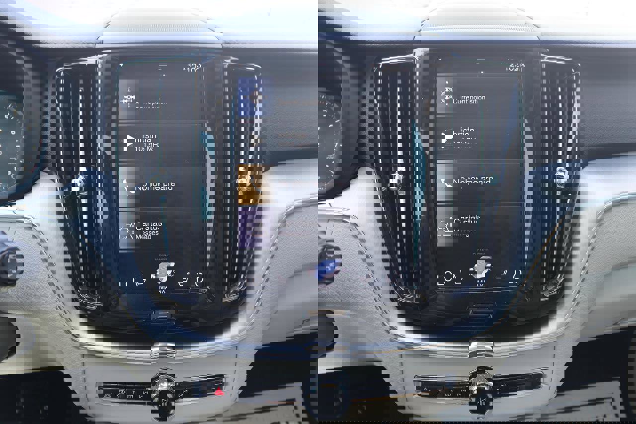 Used 2018 Volvo XC60 T6 Momentum w/ Convenience Package image 28