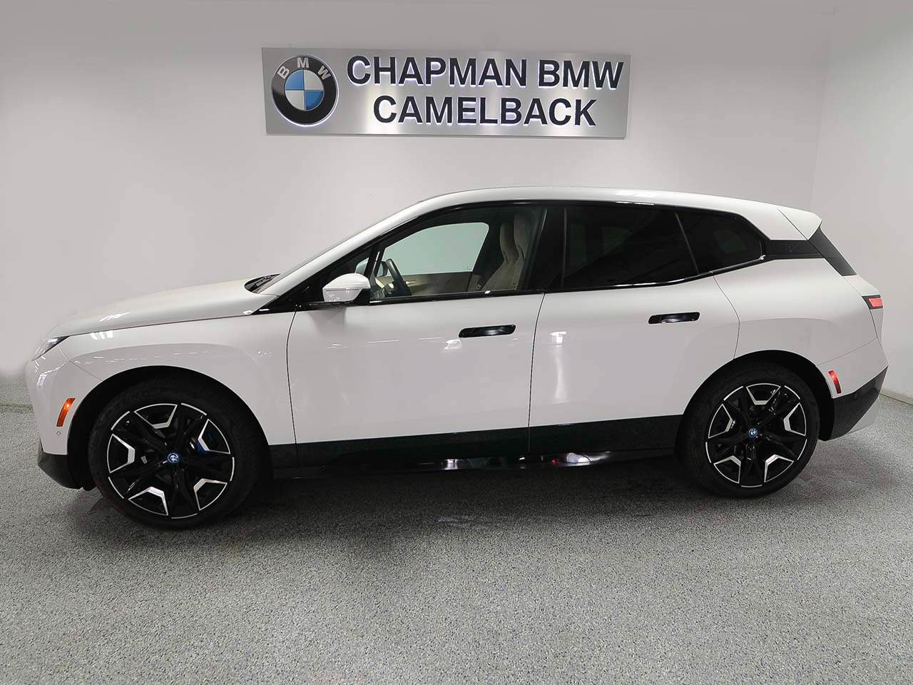Used 2024 BMW iX xDrive50 w/ Sport Package AWD/4WD image 3