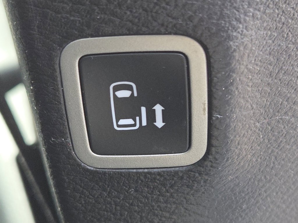 Used 2023 Chrysler Pacifica Limited w/ Uconnect Theater Family Group image 34