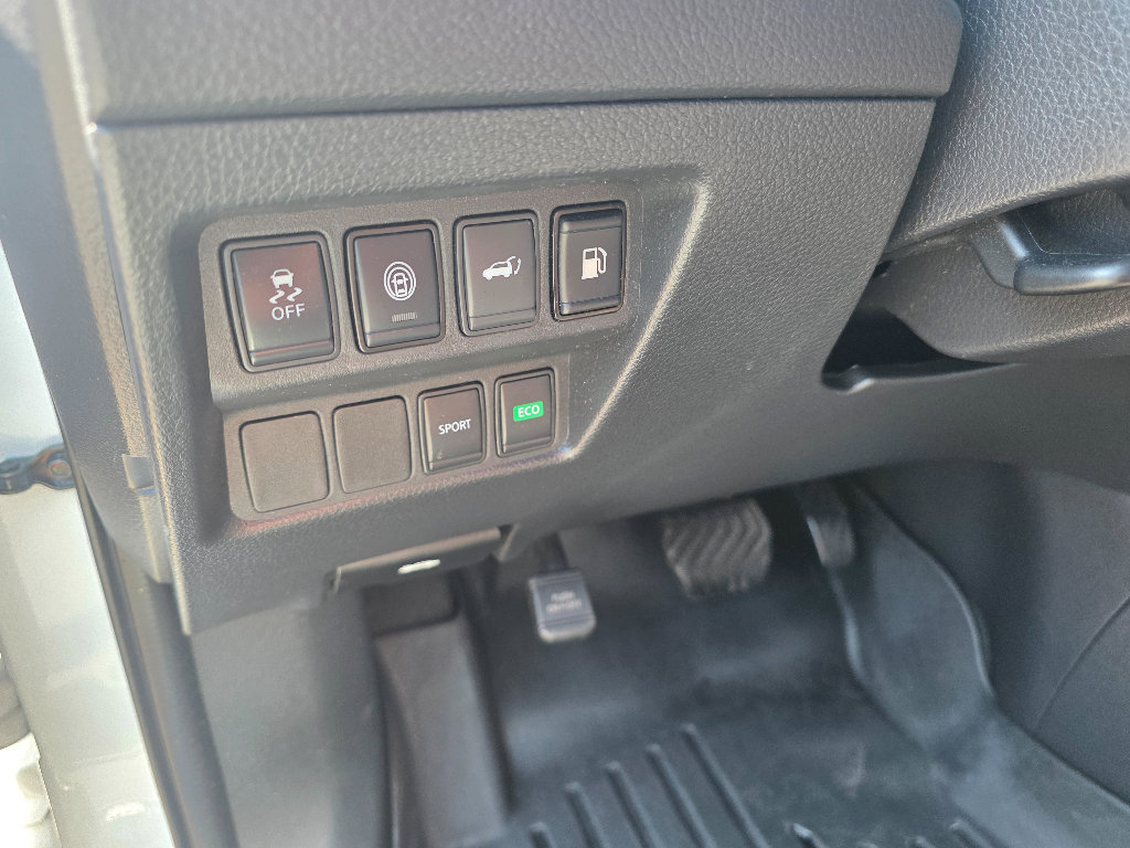 Used 2020 Nissan Rogue SV image 18