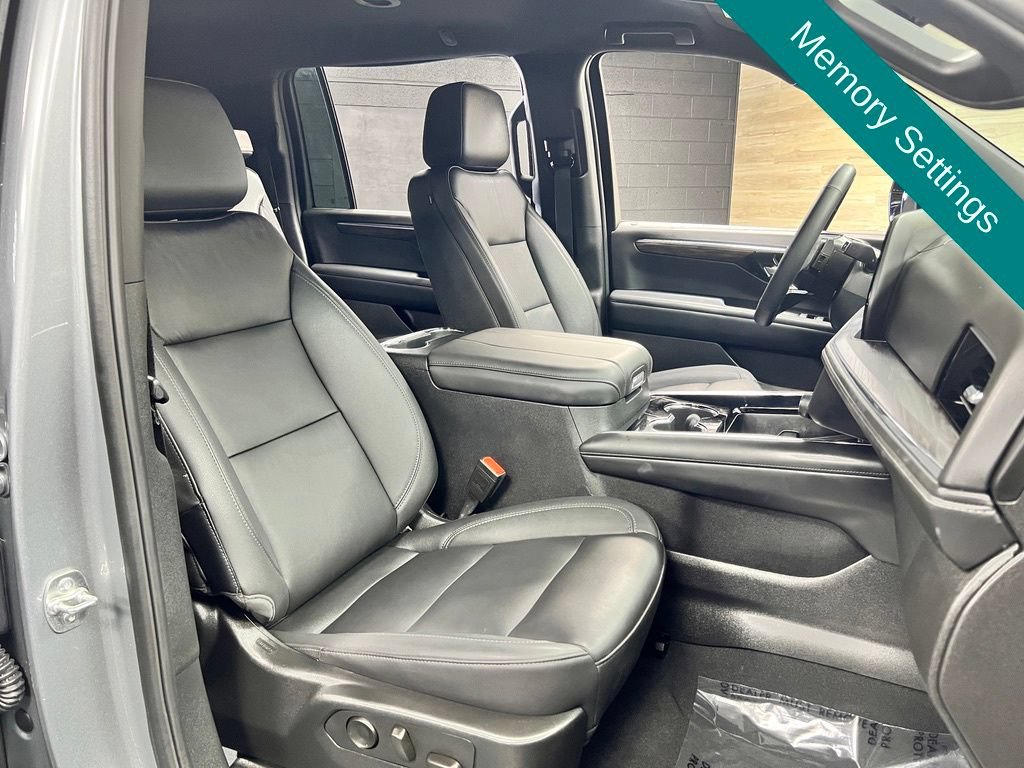 Used 2025 Chevrolet Suburban Z71 w/ Comfort Package AWD/4WD image 8
