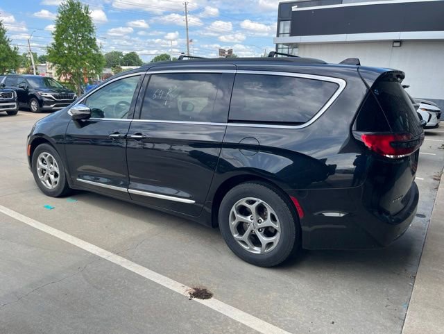 Used 2023 Chrysler Pacifica Limited FWD image 3