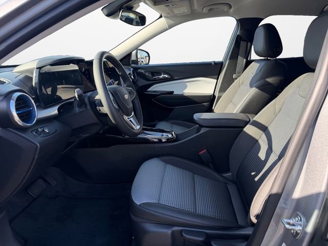 Used 2025 Chevrolet Trax LT w/ Driver Confidence Package image 9