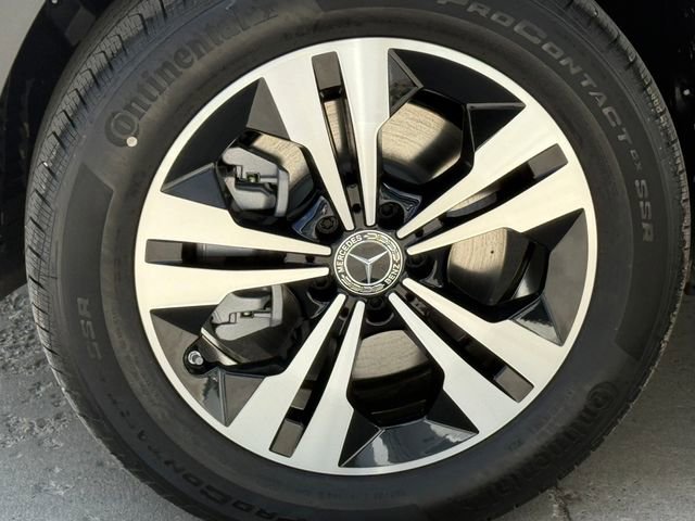 Used 2025 Mercedes-Benz GLB 250 4MATIC image 5