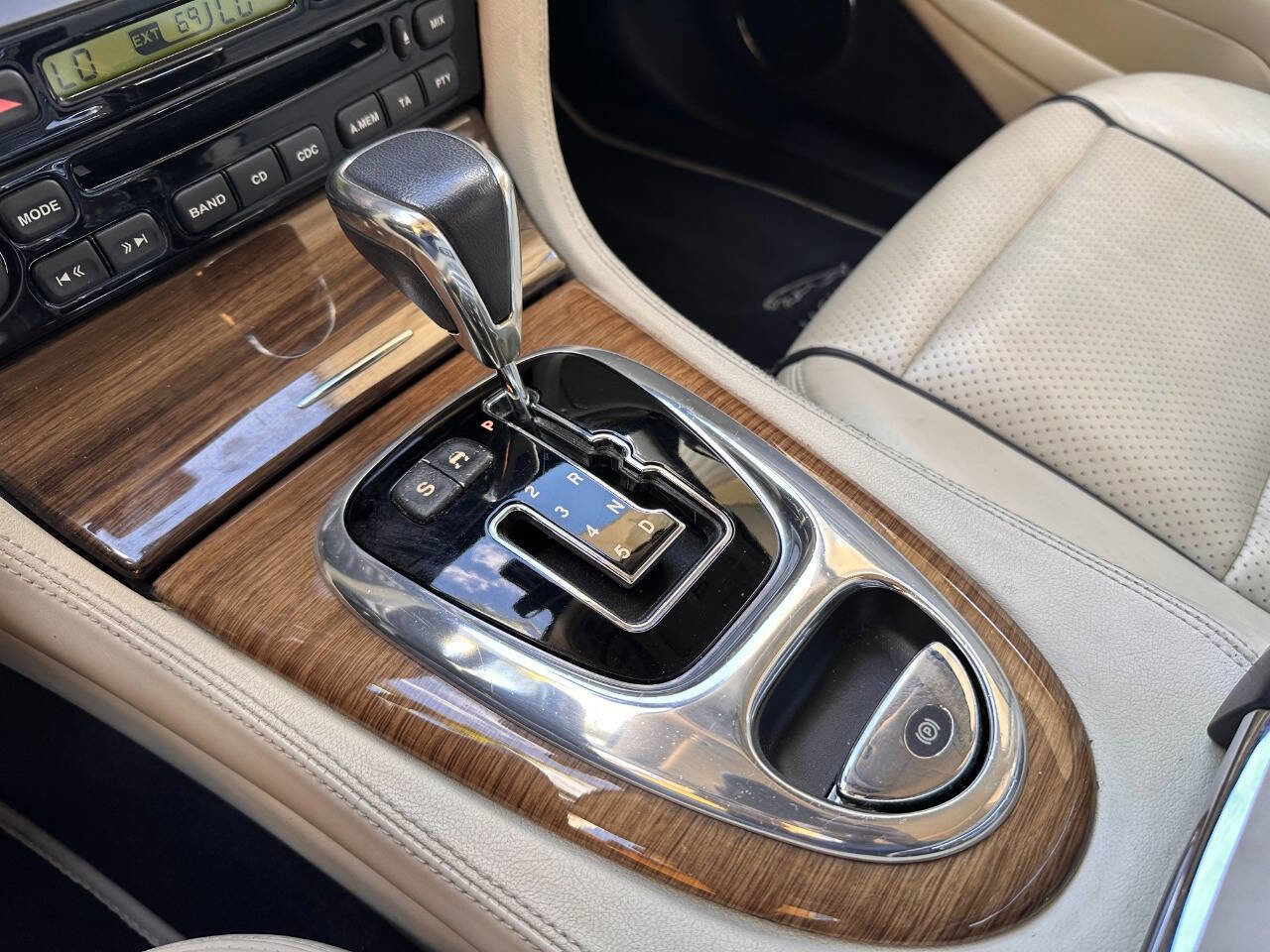 Used 2009 Jaguar XJ Vanden Plas Super V8 Portfolio image 17