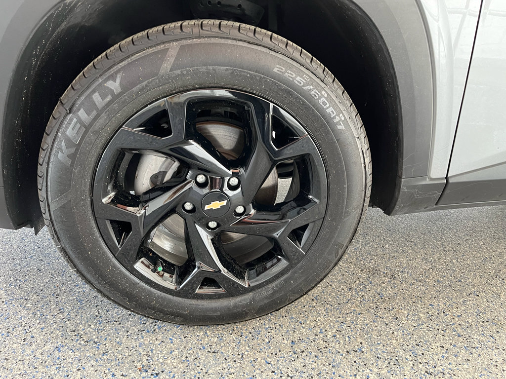 Used 2025 Chevrolet Trax LT w/ Driver Confidence Package FWD image 33