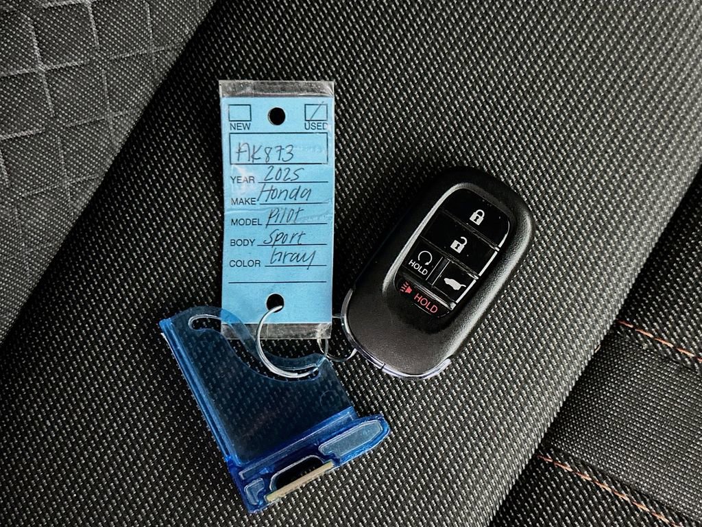 Used 2025 Honda Pilot Sport image 33