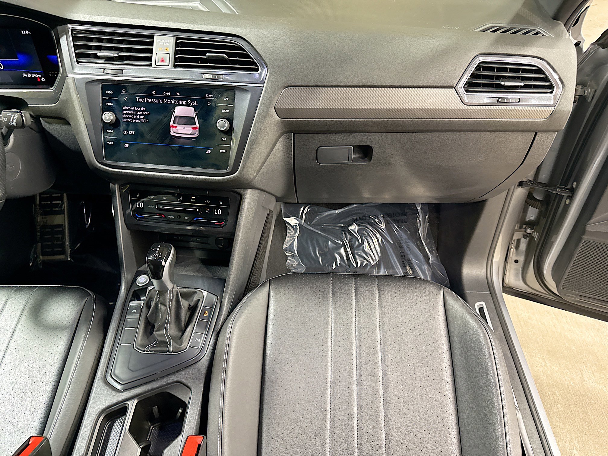 Used 2022 Volkswagen Tiguan SE R-Line image 18