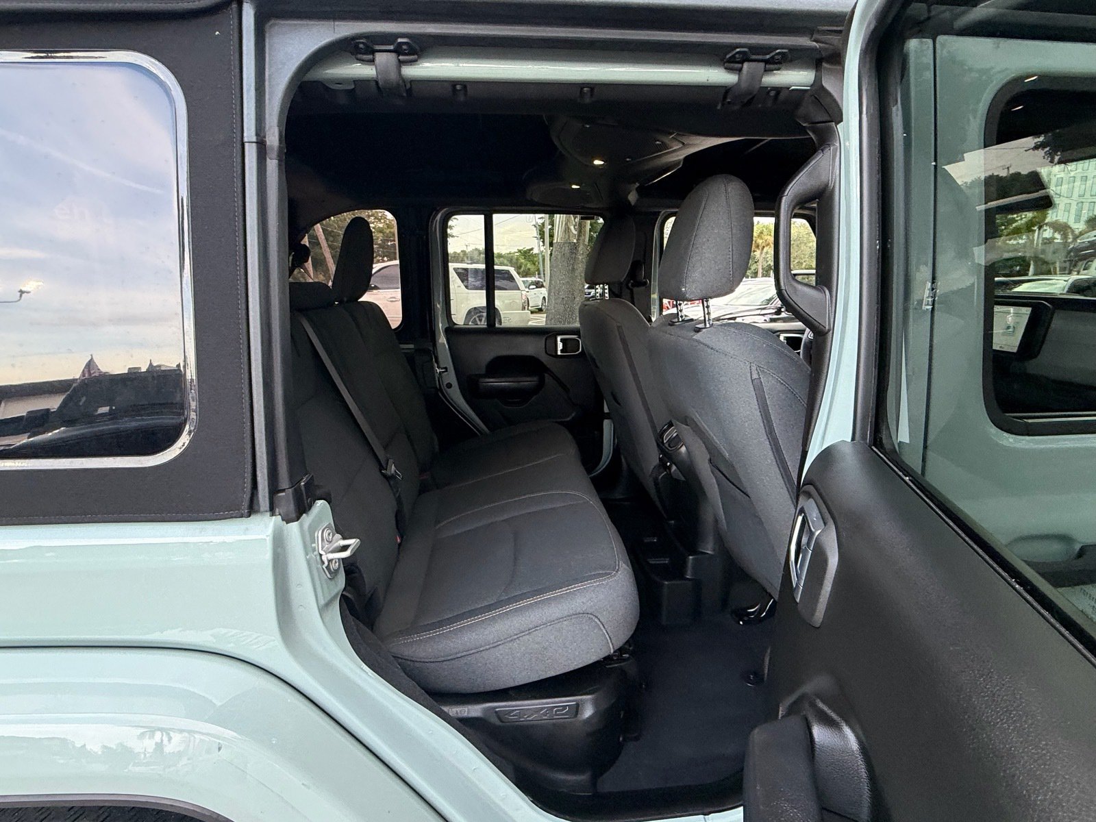 Used 2024 Jeep Wrangler Unlimited w/ Convenience Group AWD/4WD image 17