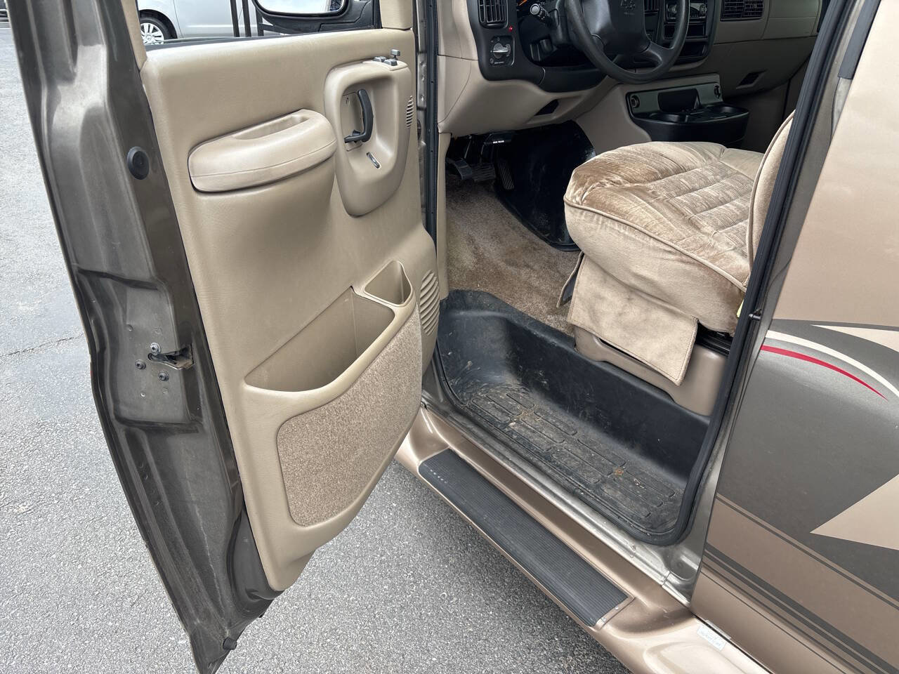 Used 2001 Chevrolet Express 1500 RWD image 24