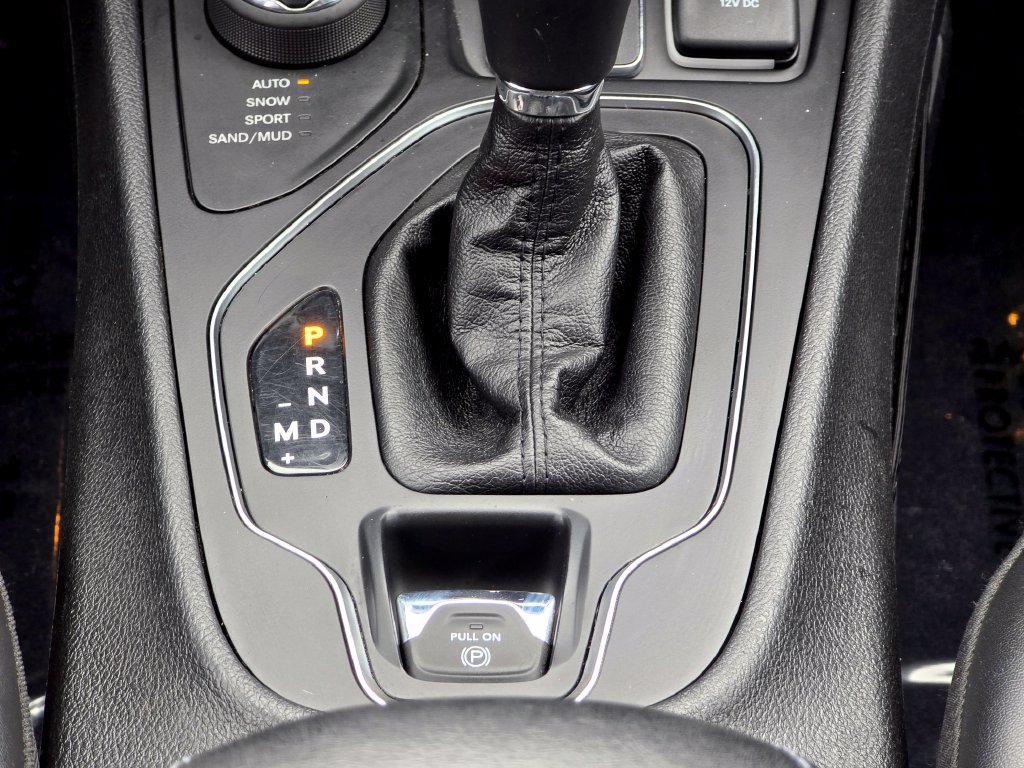Used 2019 Jeep Cherokee Latitude Plus w/ Comfort/Convenience Group AWD/4WD image 35