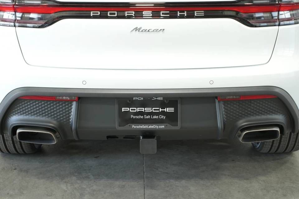 Certified 2025 Porsche Macan AWD/4WD image 39