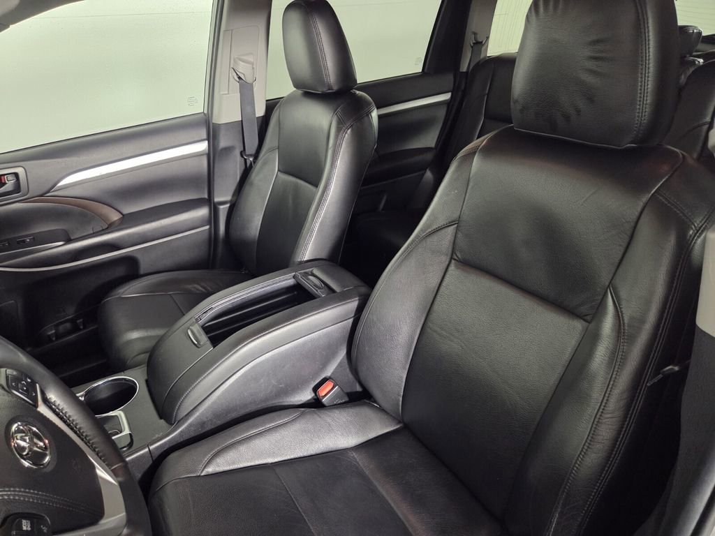 Used 2019 Toyota Highlander Plus FWD image 23