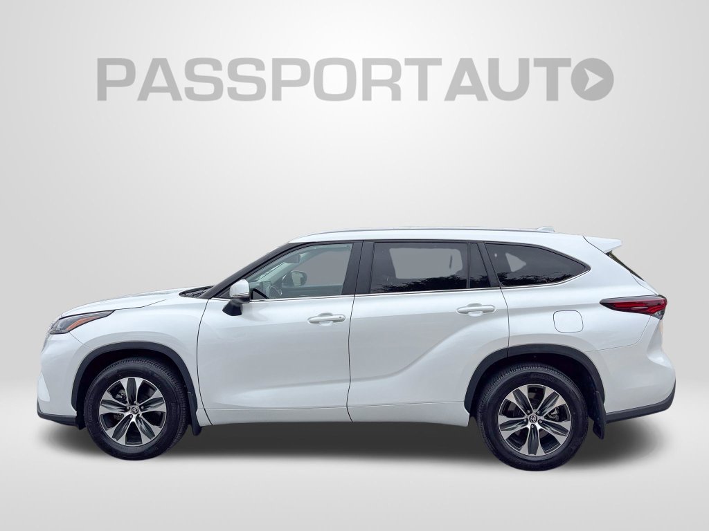 Used 2026 Toyota Highlander XLE AWD/4WD image 2