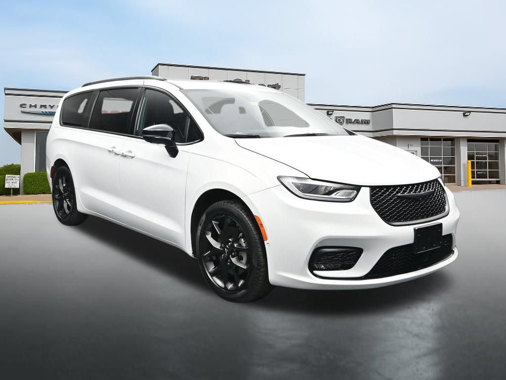 Used 2024 Chrysler Pacifica Limited w/ Uconnect Theater Family Group AWD/4WD image 7