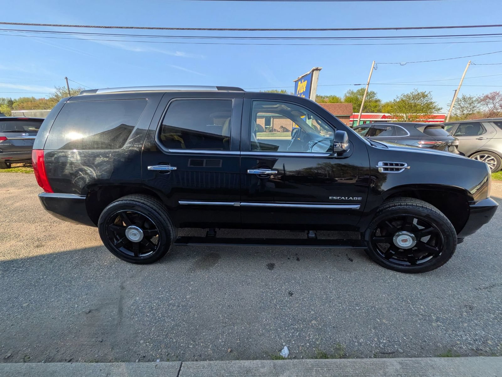 Used 2011 Cadillac Escalade Premium AWD/4WD image 7
