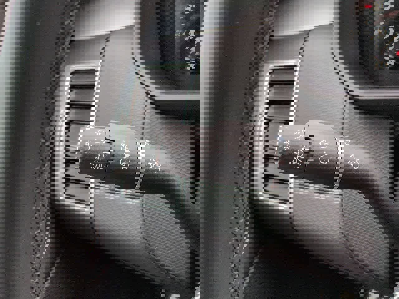 Used 2025 Land Rover Discovery Dynamic SE image 28