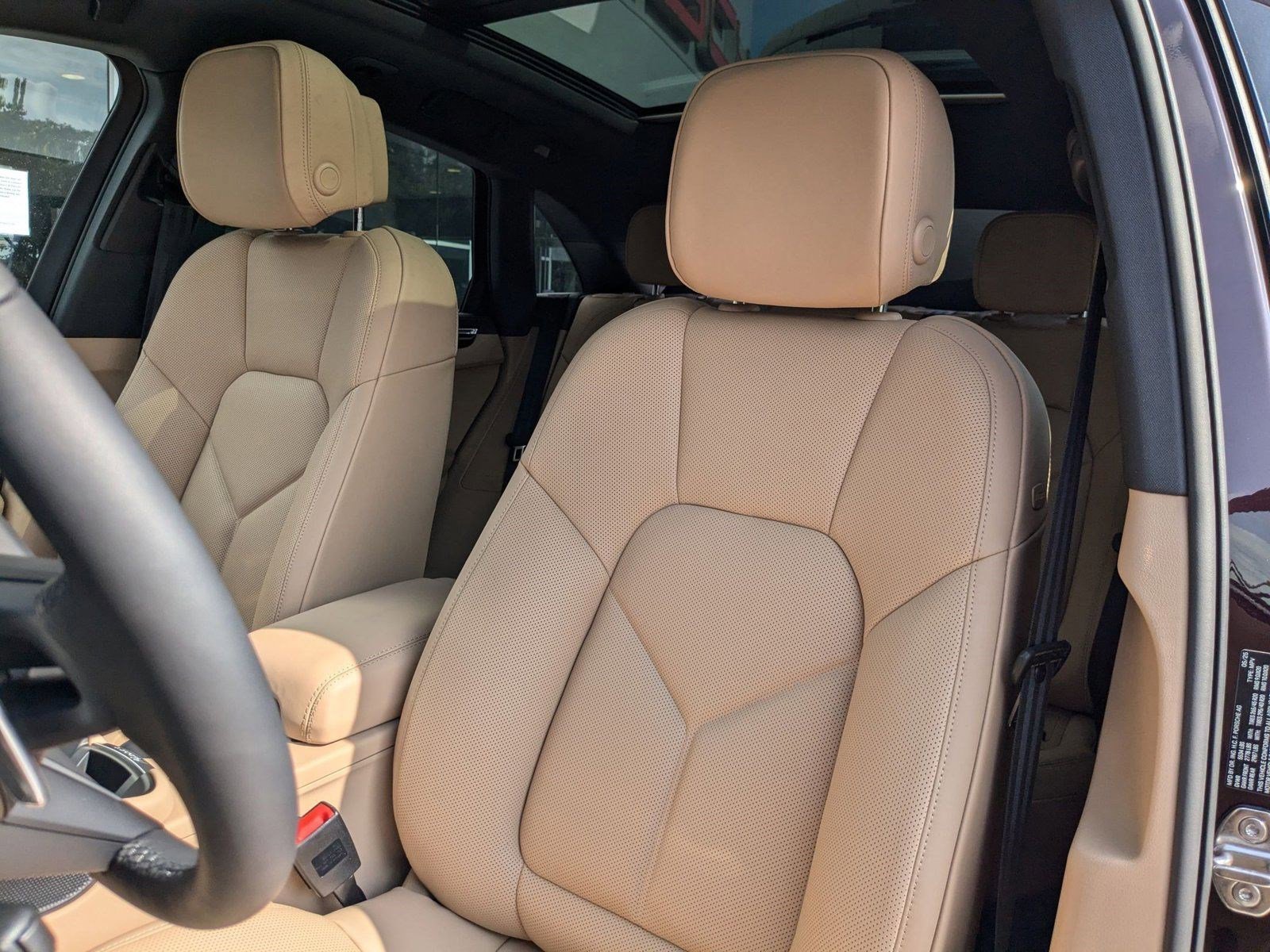 Certified 2025 Porsche Macan image 5