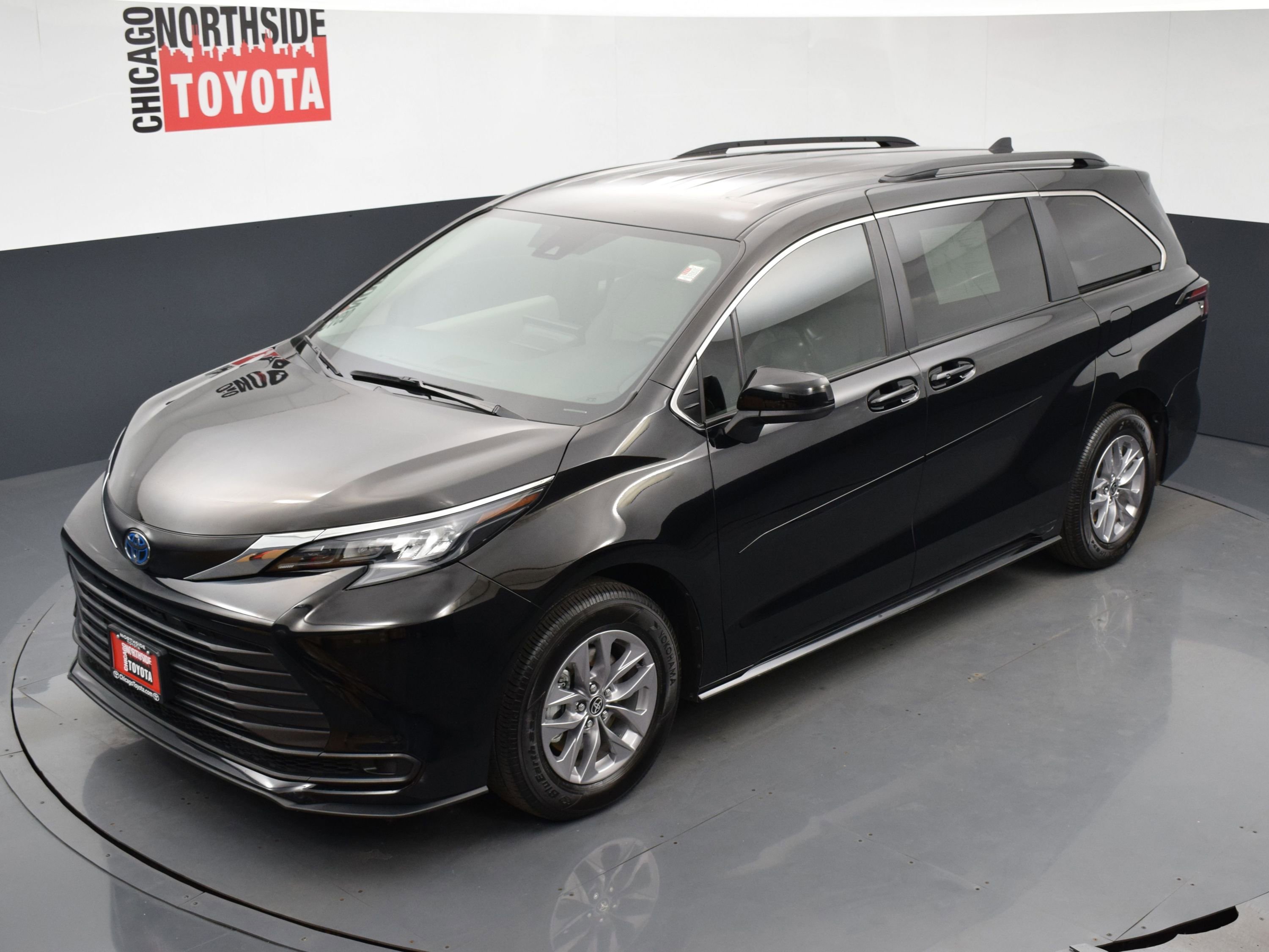 Used 2025 Toyota Sienna LE image 25