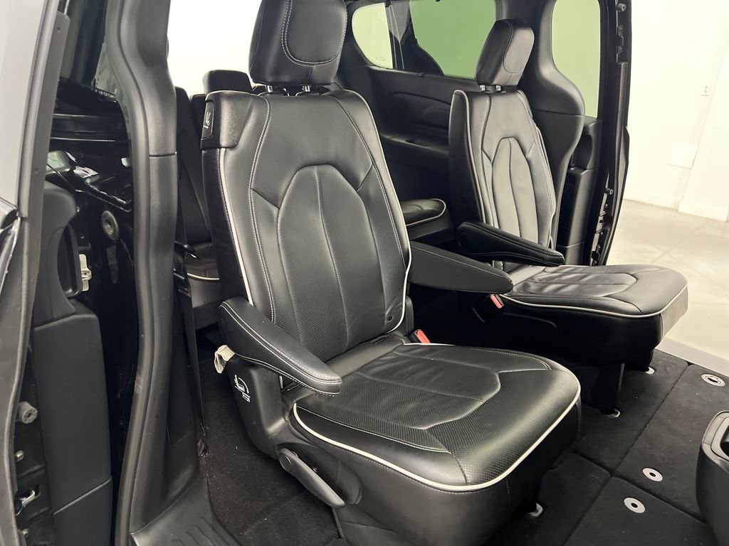 Used 2025 Chrysler Pacifica Limited image 22