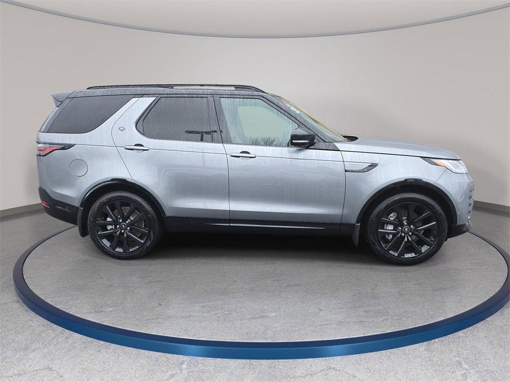 New 2026 Land Rover Discovery Dynamic SE image 4