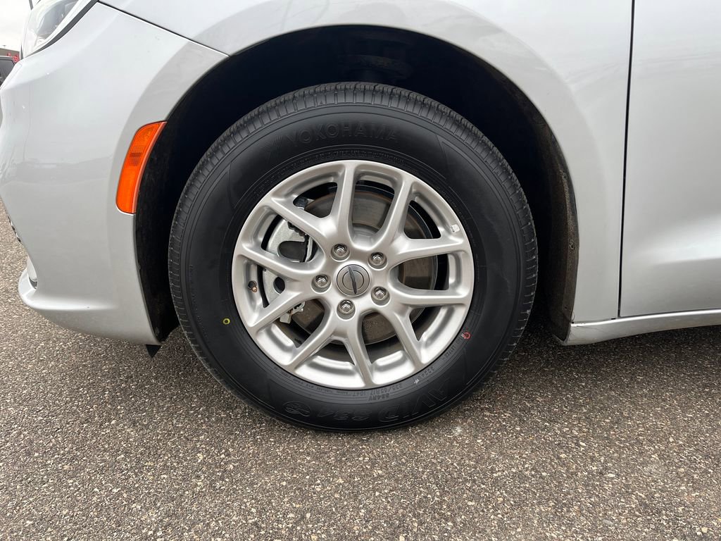 Used 2024 Chrysler Pacifica Touring-L image 29